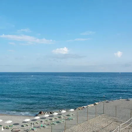 Due Passi Dal Mare Tra Gli Ulivi *