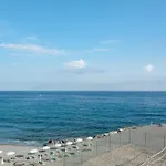 Due Passi Dal Mare Tra Gli Ulivi *