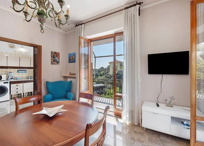 Due Passi Dal Mare Tra Gli Ulivi *